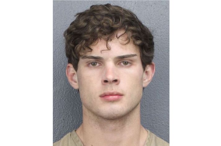 Clavicular er grunaður um að hafa skipulagt slagsmál tveggja kvenna og birt myndband af þeim á samfélagsmiðla. 