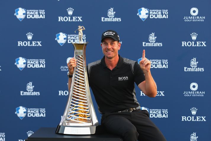 Stenson sáttur með sigurverðlaunin sem voru að hætti Dubai, risastór.