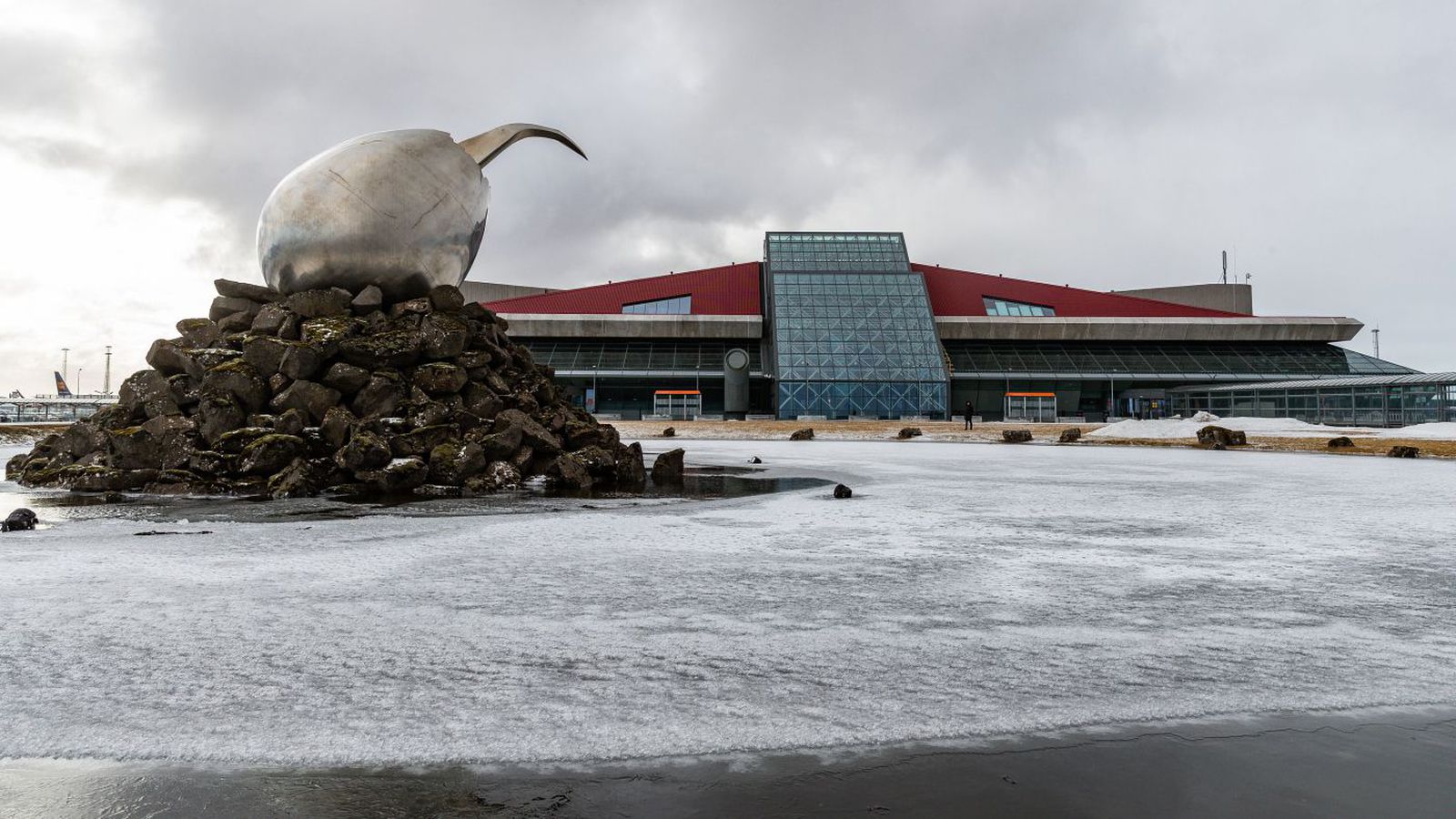 Kefla­víkur­flug­völlur á varaafli vegna eldingar