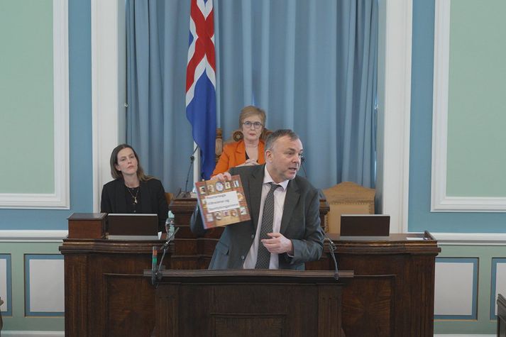 Jón Pétur sýnir þingheimi það sem hann hafði föndrað í ræðustól.