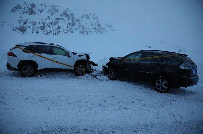 Bifreiðarnar tvær eftir áreksturinn á Fjarðarheiði 3. desember árið 2025.