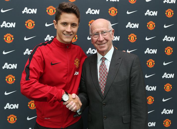 Ander Herrera ásamt Sir Bobby Charlton þegar sá fyrrnefndi var kynntur sem leikmaður United.