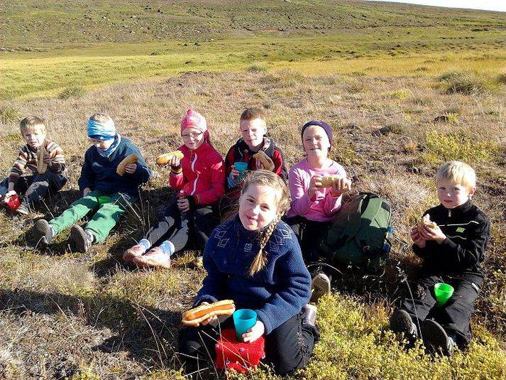 Efst á heiðinni beið matráður skólans eftir göngugörpunum og grillaði pylsur ofan í mannskapinn.