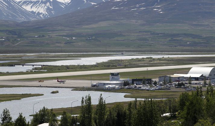 Samgönguáætlun gerir hvorki ráð fyrir að því að ljúka við flughlað Akureyrarflugvallar né því að stækka flugstöðina.  Fyrirtækin Norlandair og Samherji segja það standi atvinnuuppbyggingu fyrir þrifum. 