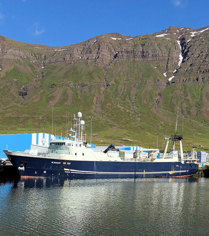 Blængur í heimahöfn í blíðunni fyrir austan.