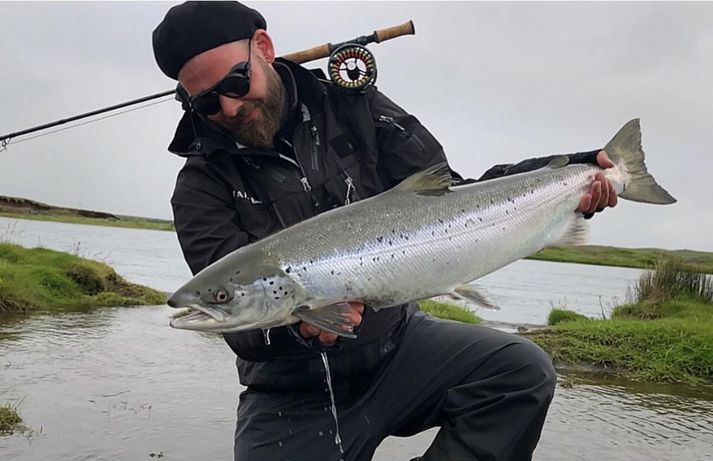 Björn Hlynur með flottann lax úr Eystri Rangá en áin fer líklega yfir 3.000 laxa í dag
