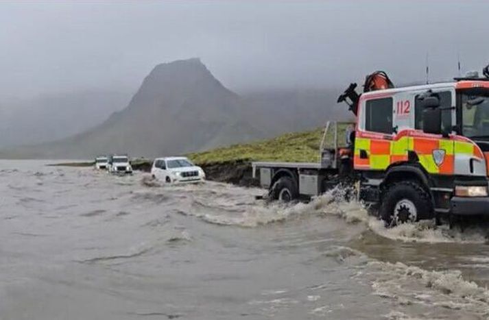 Trukkur frá Þorbirni fylgir ferðamönnum yfir veginn við Kýlingarvatn.