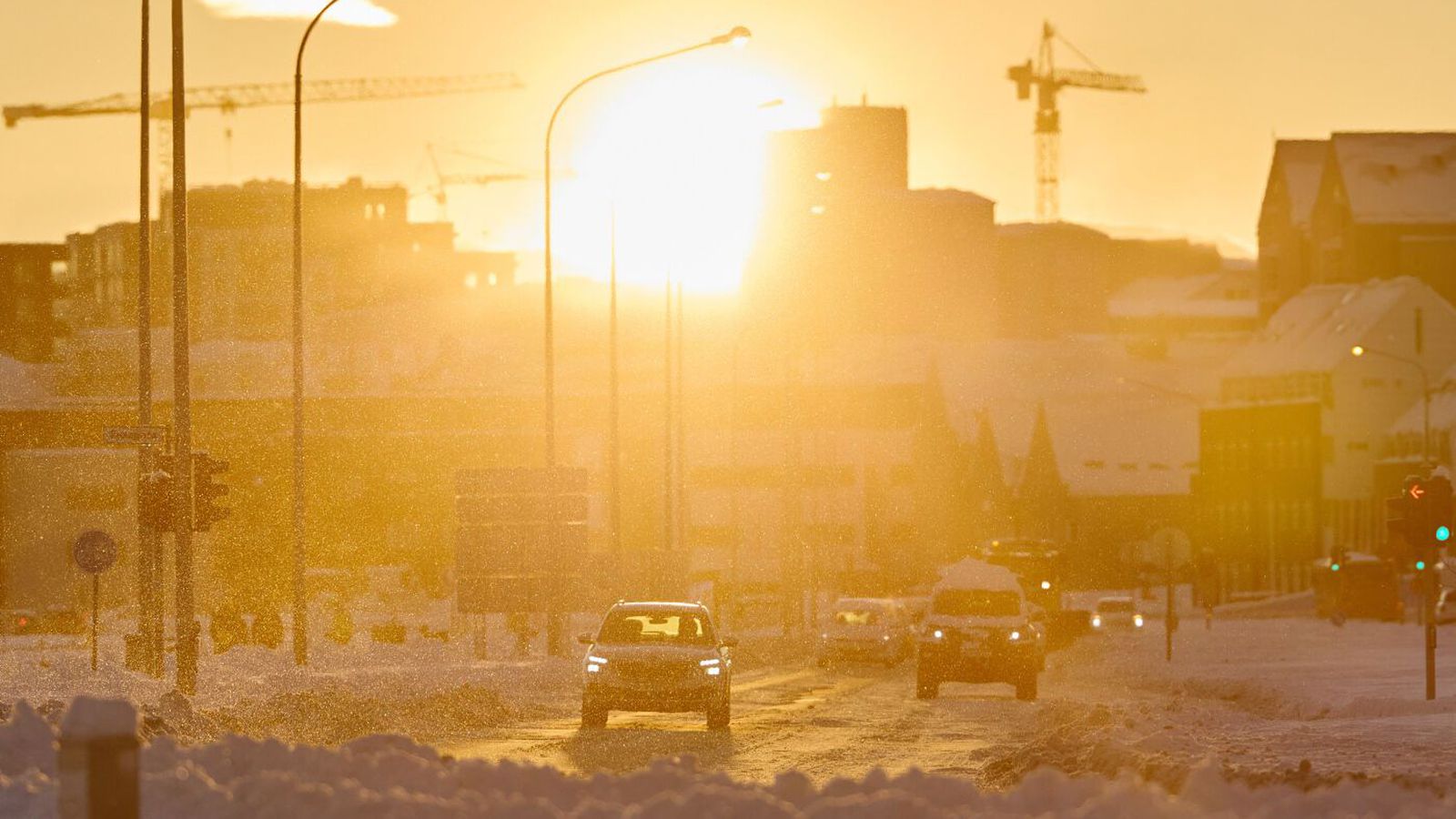 Snjó­koma víða en bjart sunnan heiða
