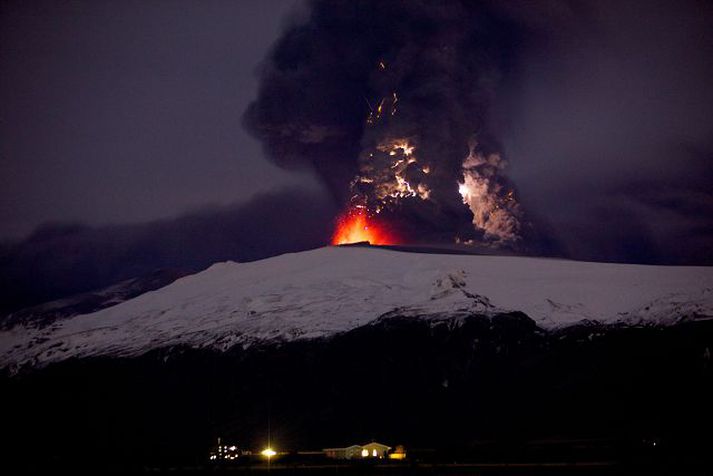 Aska frá Eyjafjallajökli hefur stöðvað flugumferð víða í Norður-Evrópu. Eldingar í gosstróknum voru mikið sjónarspil í fyrrinótt. Fréttablaðið/Vilhelm