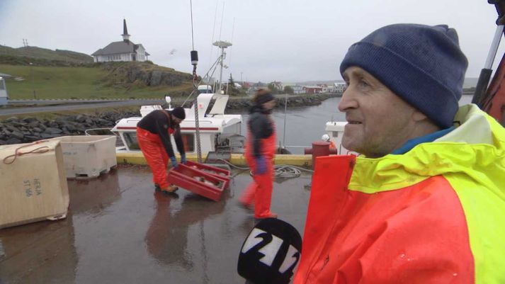 Ingvar Þór Pétursson útgerðarmaður við löndun á bryggjunni á Hólmavík.