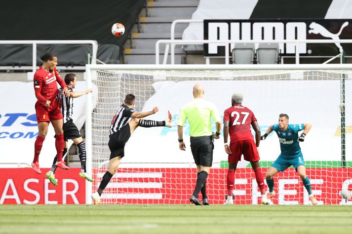 Virgil van Dijk skorar hér með skalla gegn Newcastle.