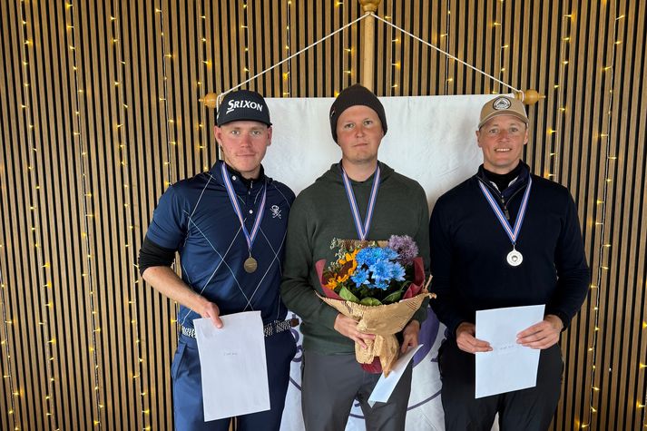 Aron Snær (fyrir miðju) fagnaði sigri eftir bráðabana við Axel (til hægri).