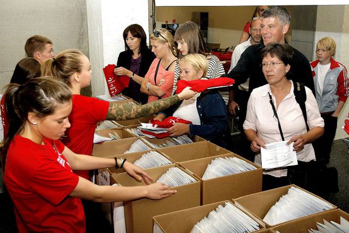 Handagangur í öskjunni. Í gær var nóg að gera við skráninguna í Reykjavíkur­maraþon Íslandsbanka sem fram fer í dag. Fréttablaðið/GVA