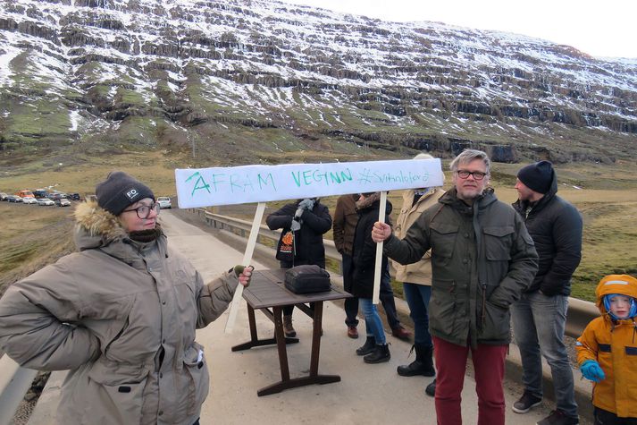 Fjöldi manns mætti til að mótmæla frestun framkvæmda við þjóðveg 1 í Berufirði.