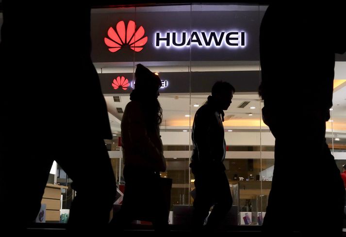 Huawei varð nýverið næst stærsti símaframleiðandi heimsins. Vestræn ríki hafa þó tekið upp á því að hætta að nota tækni og búnað Huawei vegna ásakana um að yfirvöld Kína stundi njósnir í gegnum fyrirtækið.