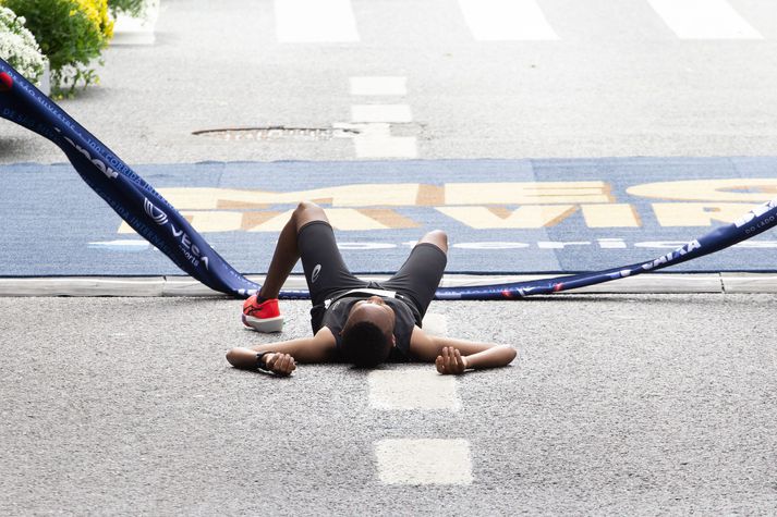 Þessi hlaupari fékk að hlaupa óáreittur í markið í maraþonhlaupi en Kínverjinn Sheng Xueli var ekki svo heppinn. Myndin tengist fréttinni ekki beint.