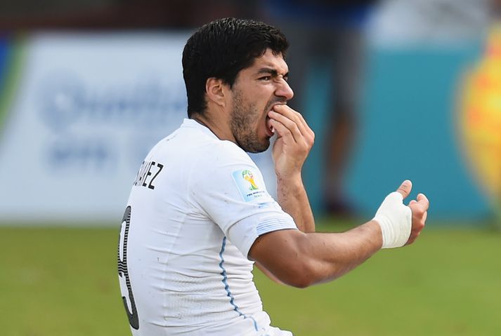 Luis Suarez má ekki koma nálægt fótboltavelli í fjóra mánuði.