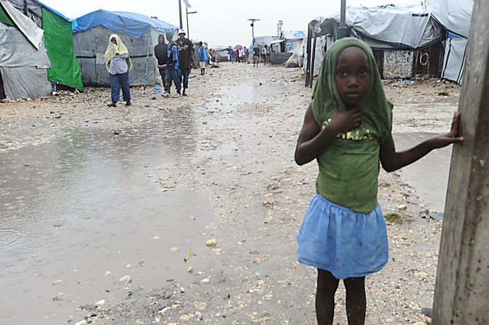 Barn á Haiti í regnvatninu eftir Ísak.