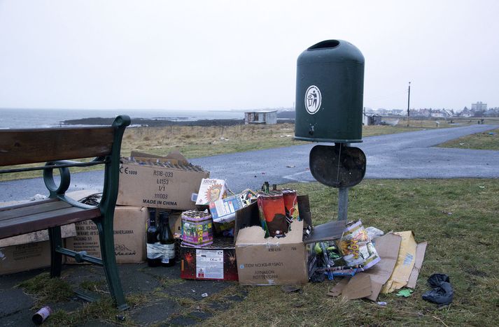 Miklar skemmdir urðu í flugeldaskothríð í Hafnarfirði.