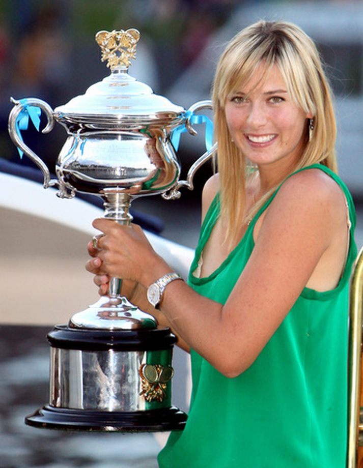 Sharapova með sigurlaunin sín í morgun.
