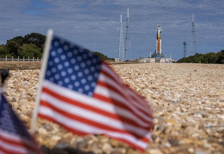 Frá Flórída, þar sem Orion-geimfari hefur verið komið fyrir á Space Launch System-eldflaug NASA. Þessi stæða á að koma fjórum geimförum á braut um tunglið og það mögulega í næsta mánuði.