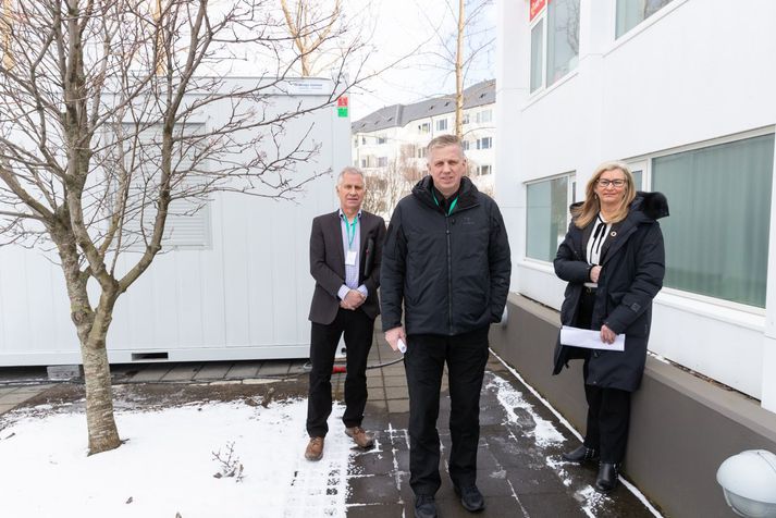 Þríeykið Þórólfur, Víðir og Alma á leið inn á einn upplýsingafund á dögunum. Þórólfur er fjarri góðu gamni í dag og munu þau Alma og Víðir fjalla um stöðu mála.