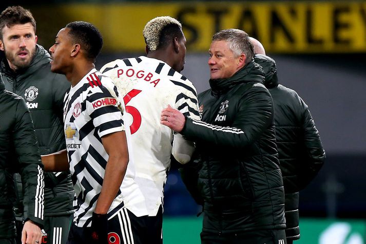 Ole Gunnar Solskjær fagnar Paul Pogba eftir að franski landsliðsmaðurinn hafði tryggt Manchester United öll þrjú stigin.