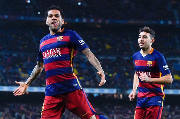 Dani Alves fagnar marki sínu í kvöld.