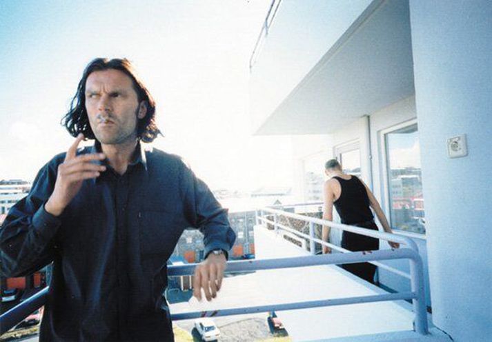 Þórhallur Sverrisson í hlutverki Tóta. Í bakgrunni er Felix Bergsson í hlutverki formanns húsfélagsins sem stendur í eilífu stappi við Tóta, meðal annars vegna bílastæðamál en Tóti er ekki barnanna bestur þegar kemur að því að leggja bílnum.