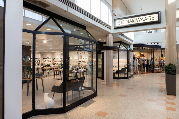 Verslun Steinars Waage í Kringlunni. 