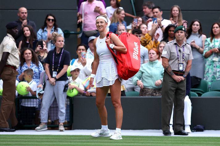 Victoria Azarenka glottir um leið og hún gengur af velli eftir tapið um helgina.