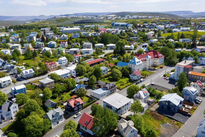 Í tilkynningu á vef HMS er tekið dæmi af óverðtryggðu húsnæðisláni með breytilegum vöxtum og hvernig afborganirnar sveiflast með vaxtastiginu. Fyrir fjórum árum voru afborganirnar um 130 þúsund krónur á mánuði, fyrir ári voru afborganirnar um 108 þúsund á mánuði og í dag eru þær rúmlega 80 þúsund krónur á mánuði.