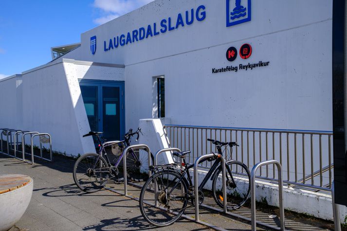 Við Laugardalslaug á að gera nýtt stæði fyrir rafhlaupahjól næst vegg Laugardalslaugar á svæði sem í dag eru hjólastæði. Hluta af hjólabogum verður hliðrað til. 