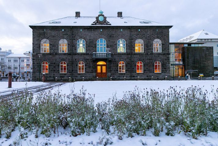 Allir starfsmennirnir eru með starfstöð í Skúlahúsi við Kirkjustræti. Því er áætlað að smithættan sé bundin við það hús en ekki Alþingishúsið sjálft.