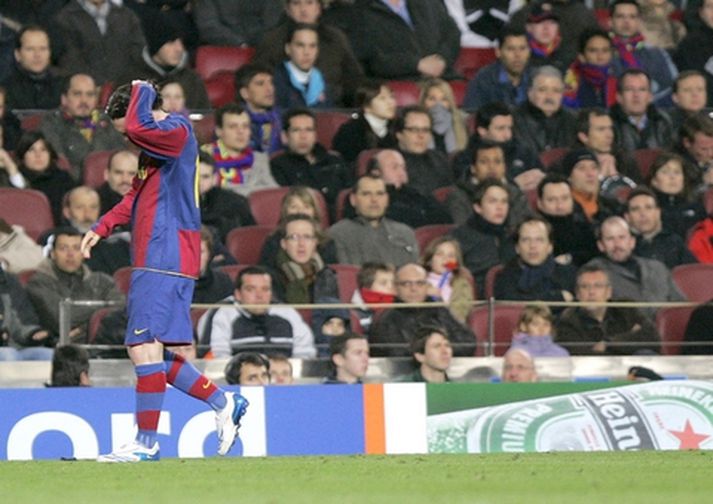 Lionel Messi gengur hér heldur niðurlútur af velli í gær.
