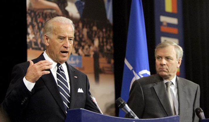 Biden í Brussel. Varaforsetinn ásamt framkvæmdastjóra NATO, Jaap de Hoop Scheffer. fréttablaðið/AP