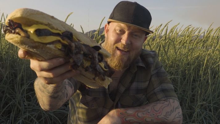 Alfreð Fannar brá út af vananum í sjöunda þætti af BBQ kónginum og grillaði í fjörunni í Grindavík.