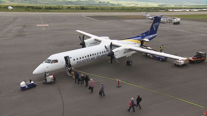 Bombardier Q400-vél Air Iceland Connect sést hér á Akureyrarflugvelli. Vélarnar eru nú notaðar í millilandaflugi Icelandair vegna kyrrsetningar MAX-vélanna.