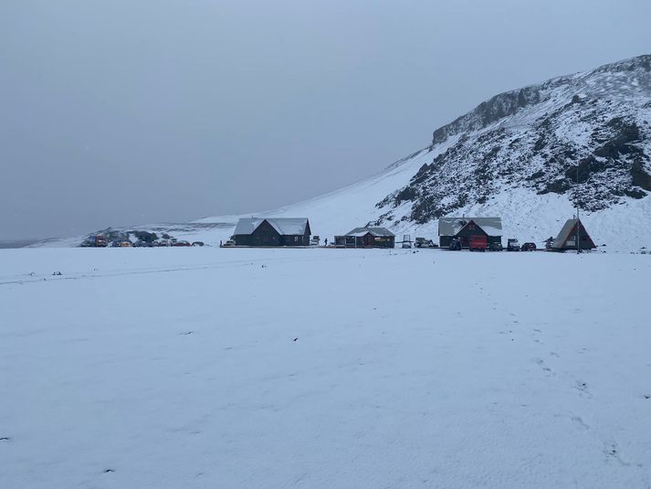 Snjókoma tók á móti gestum við Öskju í morgun.