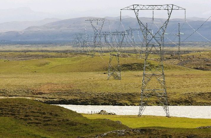 Á meðal þess sem frumvarpið tekur á er sá kostnaðarmunur sem má verða á milli rafstrengja í jörðu og loftlína til að fyrirtæki þurfi að skoða möguleikann á jarðstrengjum.