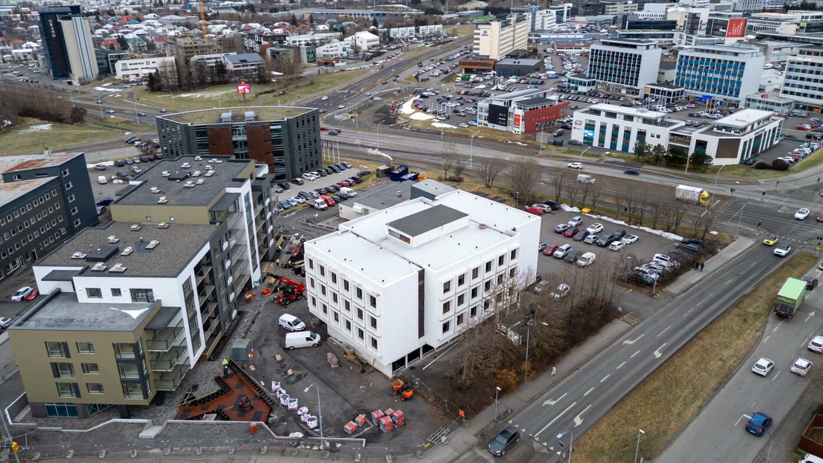 Höfðu af­skipti af ölvuðum ung­mennum við Val­höll