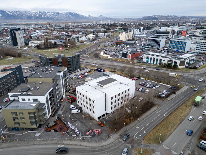 Valhöll var reist árið 1975 og hefur alla tíð hýst Sjálfstæðisflokkinn.