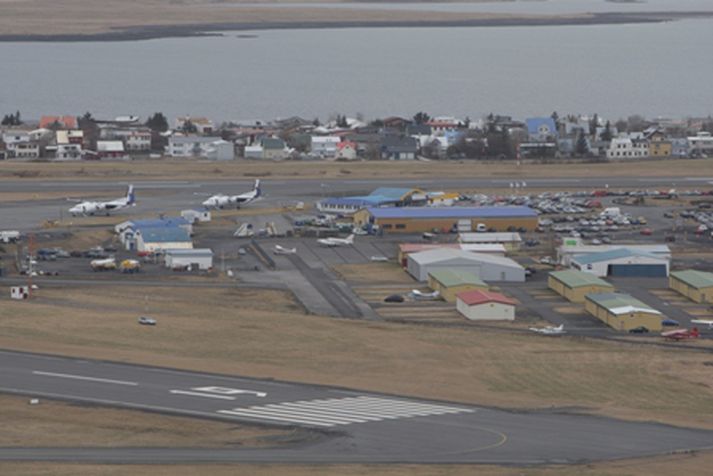 Gert var ráð fyrir að flogið yrði til Akureyrar á sjötta tímanum.