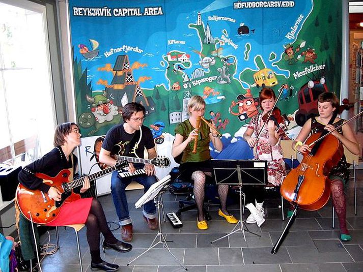 Skemmtileg hljóðfæraskipan Hljómsveitin Moskvitsj heldur lokatónleika sumarvertíðarinnar á Kaffi Cultura í kvöld og flytur þar hressa og skemmtilega tónlist þótt angurværu lögin hljómi líka inni á milli.