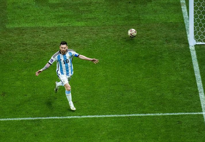 Lionel Messi fagnar marki í úrslitaleiknum á móti Frakklandi. Þau urðu tvö en annað þeirra átti kannski aldrei að standa.