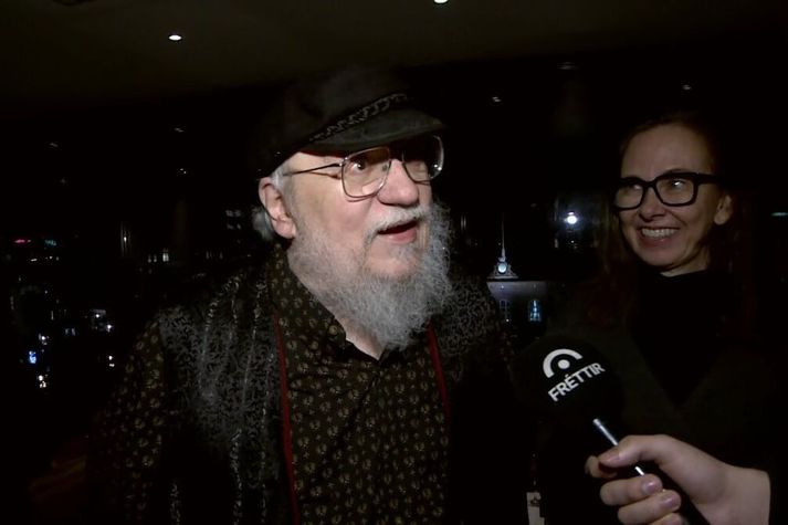 Krúnuleikahöfundur króknar. George R. R. Martin, höfundur Krúnuleikanna (eða Game of Thrones) er á landinu. Við hlið hans stendur íslenski glæpasagnahöfundurinn Yrsa Sigurðardóttir.