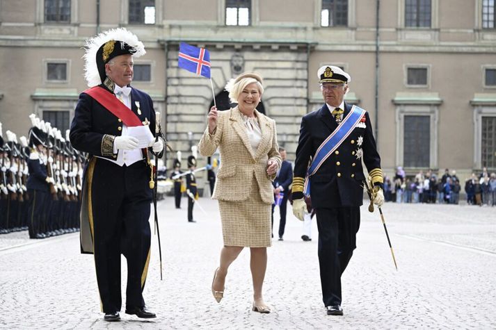 Halla Tómasdóttir og Karl Gústaf Svíakonungur við konungshöllina.