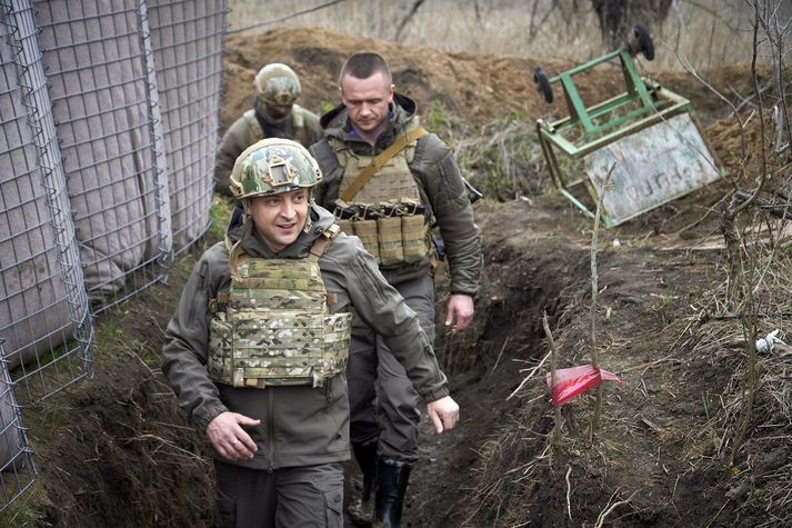 Vólódómír Selenskí, forseti Úkraínu, heimsótti víglinuna í Donbass á föstudaginn.