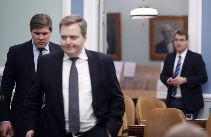 Árni Páll horfir á eftir þeim Sigmundi Davíð og Bjarna Benediktssyni sem nú eru til ahugunar stjórnarandstöðu og skattrannsóknarstjóra.