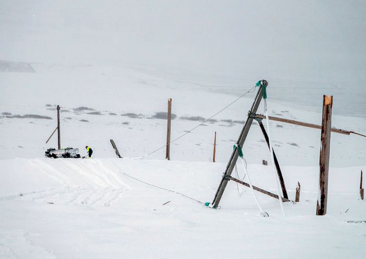 Rafmagnslínum Orkubús Vestfjarða hefur slegið út í dag og ganga norðan- og sunnanverðir Vestfirðir á varaaflsvélum. 